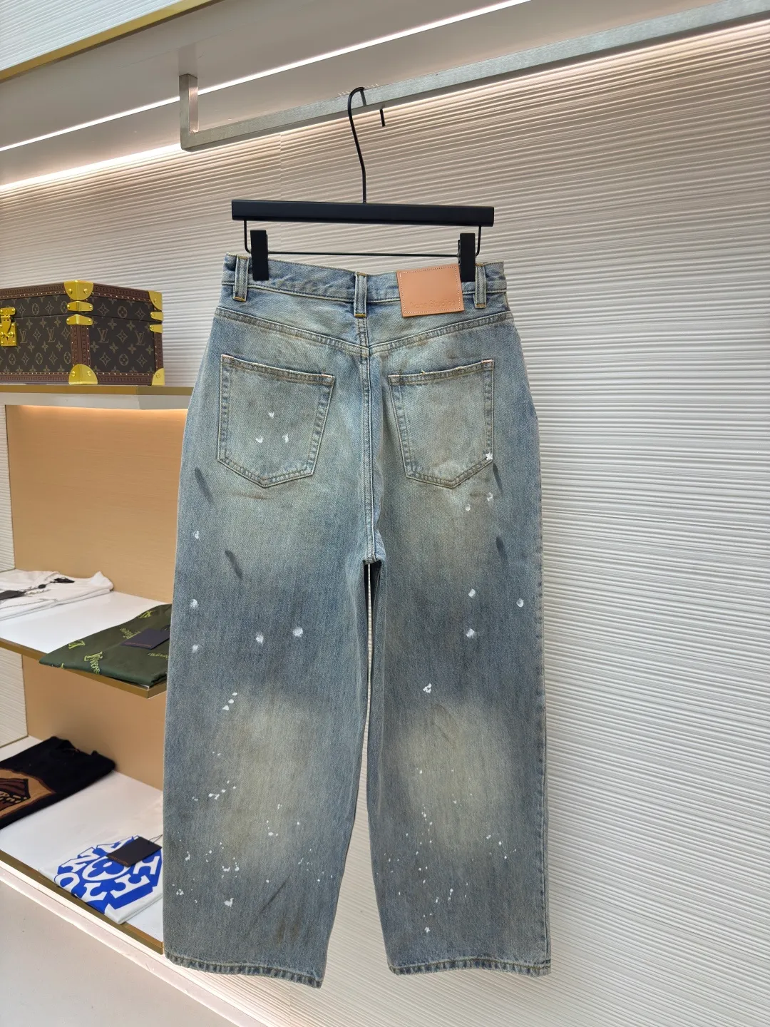Acne Studios splash-ink loose wide-leg jeans ●Authentic product: Purchased and developed by 3704 ●Item number: 1680337-A85 ●Material: denim fabric ●Technology: frayed production ●Version: Loose fit ●Weight: about 790 grams ●Size: 42-44-46-48-50-52 ●Description: Made of long-staple cotton + 2% elastic fiber blend to ensure stiffness and moderate extensibility, suitable for loose tailoring. The fabric is first pre-shrunk to prevent deformation, and then washed with cellulase to soften the fibers to improve skin-friendliness while retaining the unique rough texture of twill.  Cellulase is used to bio-polish cotton fibers to break down surface hairiness, making the fabric feel super soft and waxy while retaining the natural breathability of cotton. Compared with traditional stone washing, this process is more environmentally friendly and reduces physical damage to fibers. The overall wiring is straight and delicate, the fabric is comfortable and soft, and the color is consistent without color difference. It can be matched with the same style to create a fashionable look and control various occasions. Customized accessories, complete with three standards, same style for men and women!